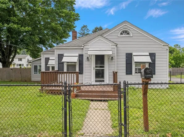 132 West St, West Warwick, RI 02893