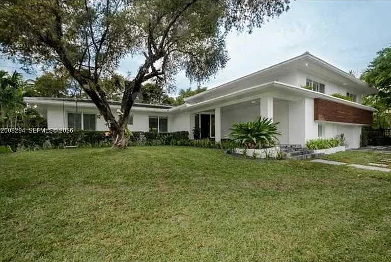 173 Shore Dr S — Photo 2