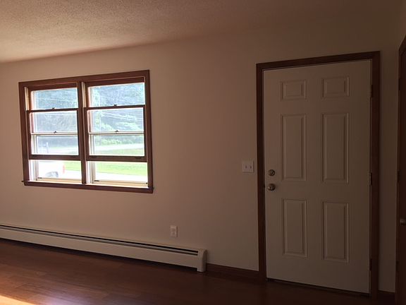 Living room door to entryway