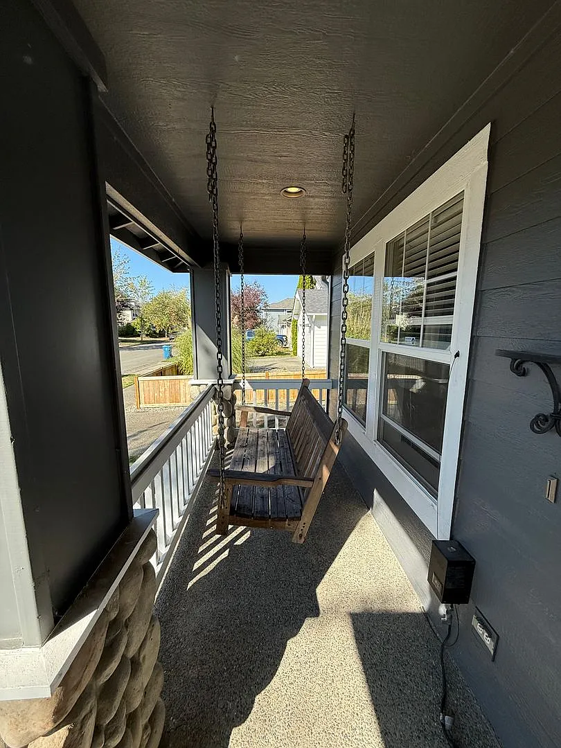 Beautiful 4-Bedroom Craftsman Home in Lords Lake Community — Photo 4