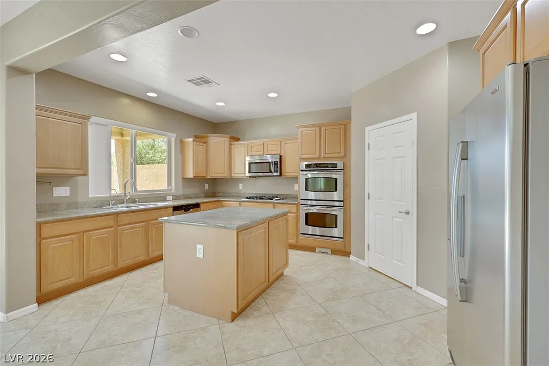 6 bed, 4.0 bath, 3800 sqft, $3,200 — Photo 4
