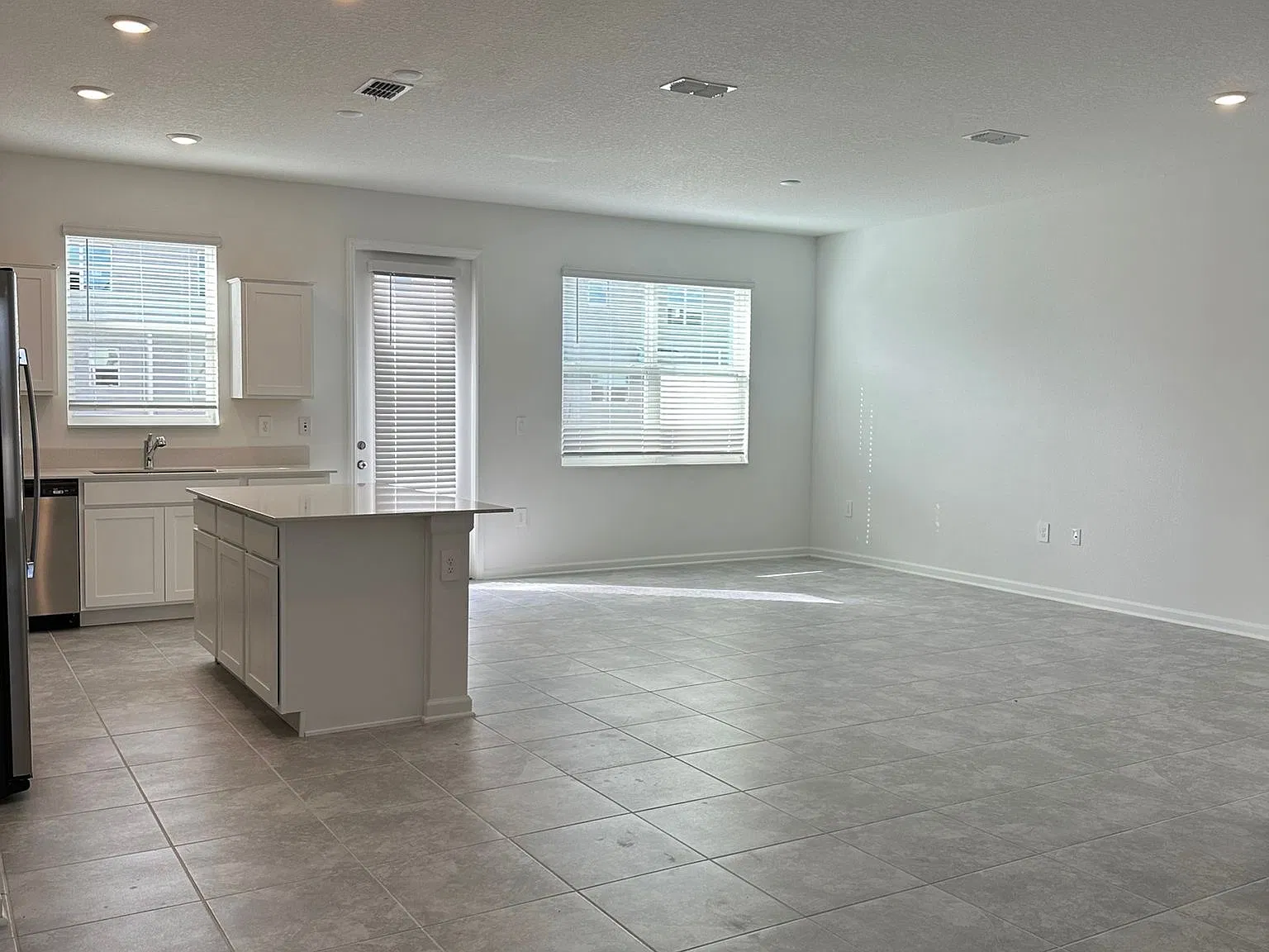 4 bed, 1954 sqft, $2,450 — Photo 2