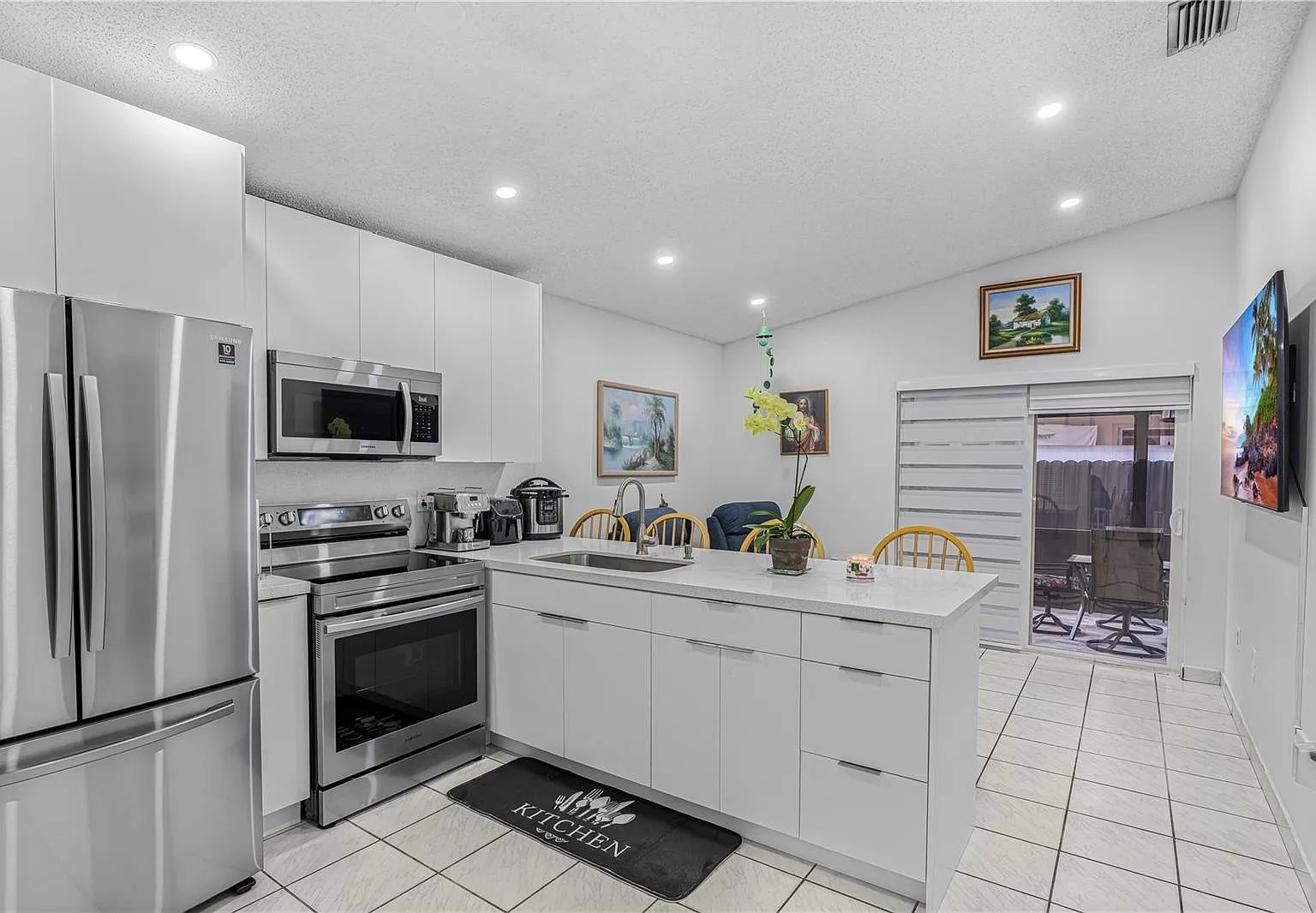3 bed, 2.0 bath, 1450 sqft, $3,400 — Photo 4