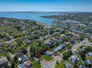 37 Beverly Pl, Massapequa, NY 11758