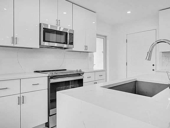 4th image of 3633 NE 23rd Ave