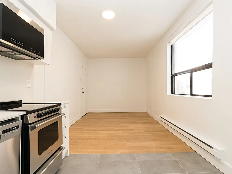 28 Maynard Ave — Photo 4