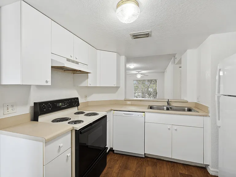 Venice Cove Apartments — Photo 10