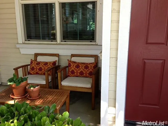375 Coventry Cir — Photo 2