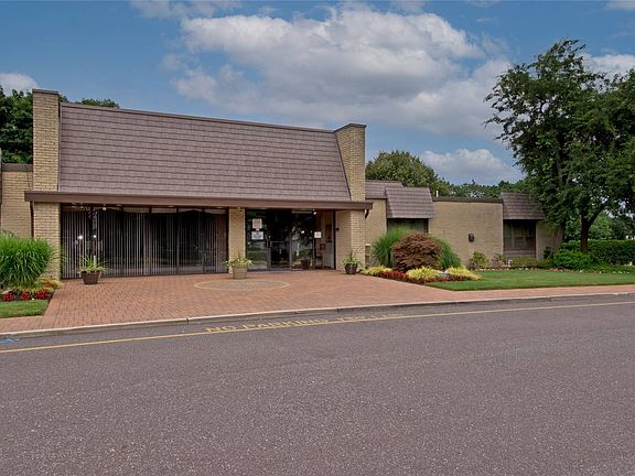 5th image of 604 Elton Ct S #604