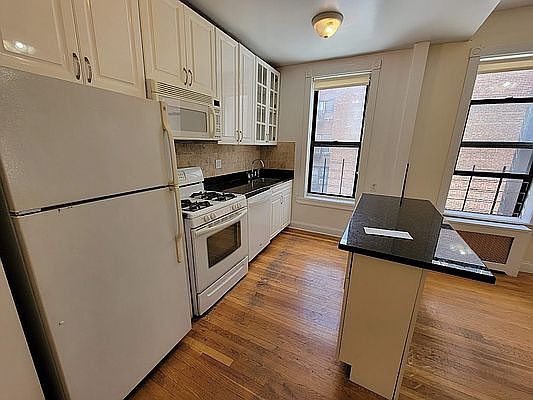 4th image of 217 E 82nd St #4X