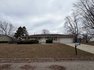 805 Adams Ct, Monticello, IL 61856