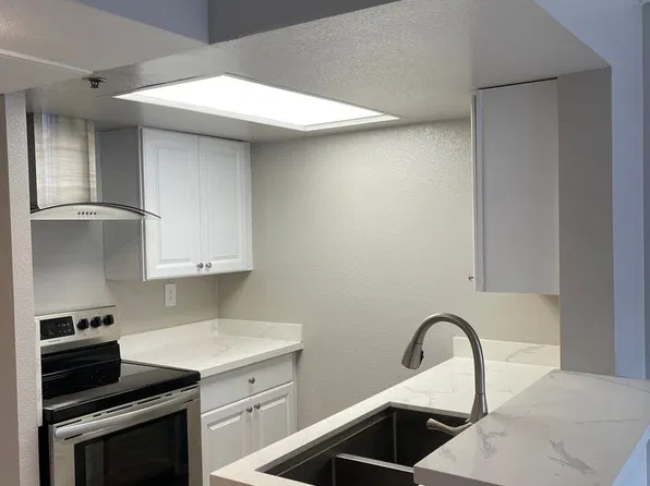 Russell Court Apartments, 5332 Russell Ave #323, Los Angeles, CA 90027