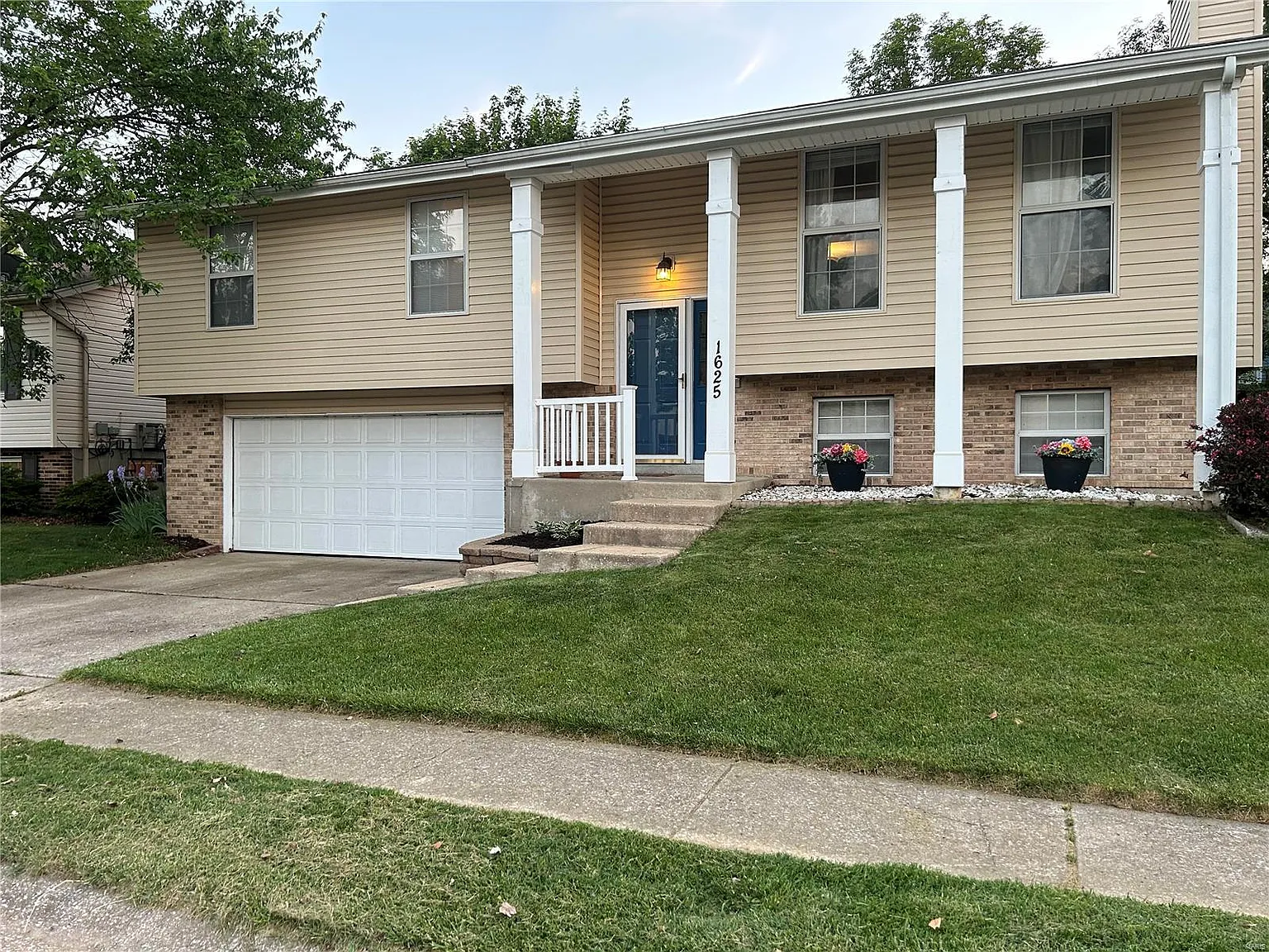 1625 Lynnbrook Dr photo 1