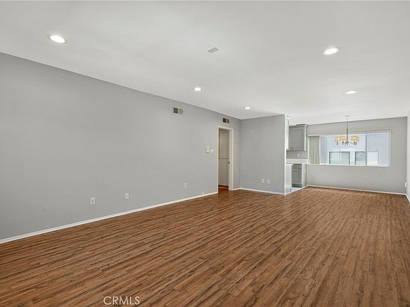 2nd image of 12801 Moorpark St Unit 303