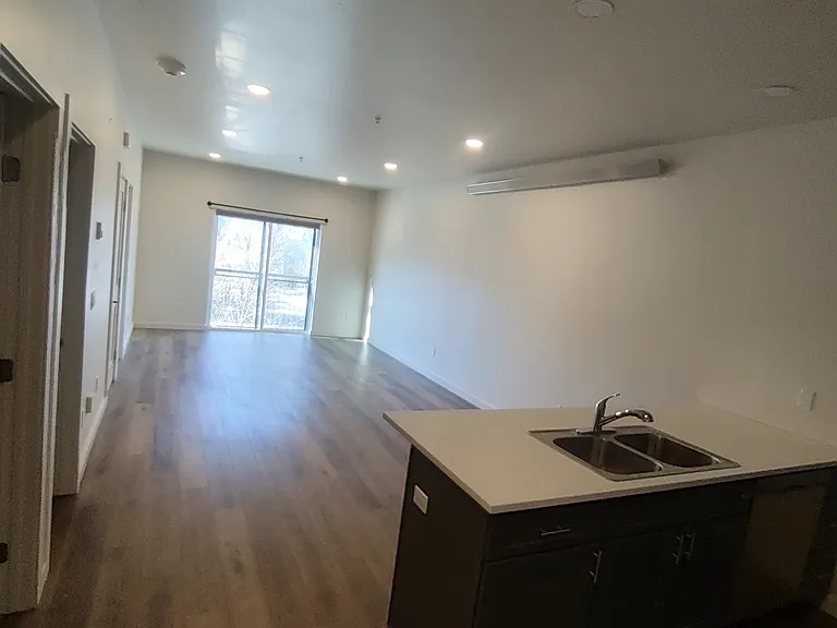 402 N River St — Photo 9
