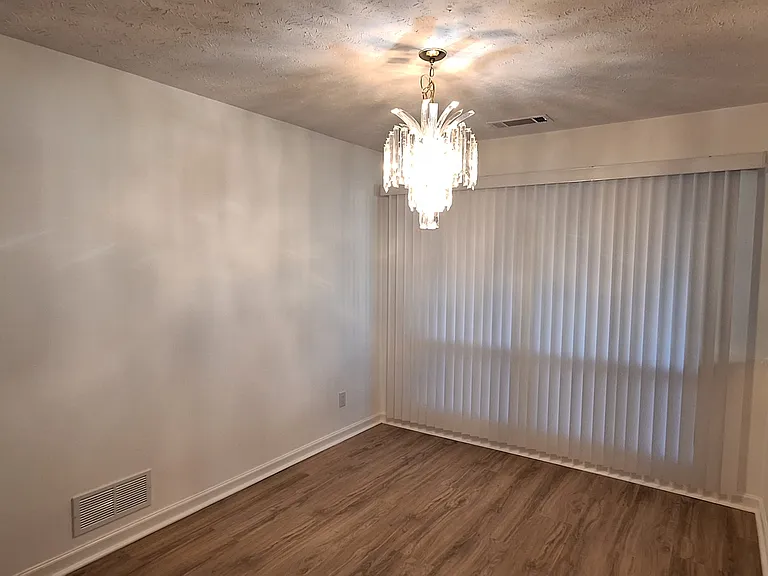 510 Plymouth Ln — Photo 6