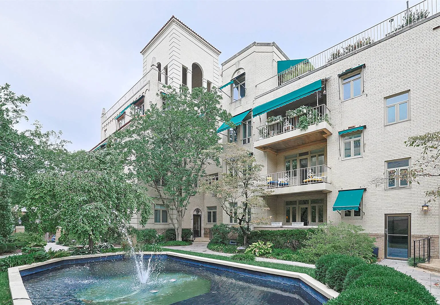 2 bed, 918 sqft, $2,600 — Photo 1
