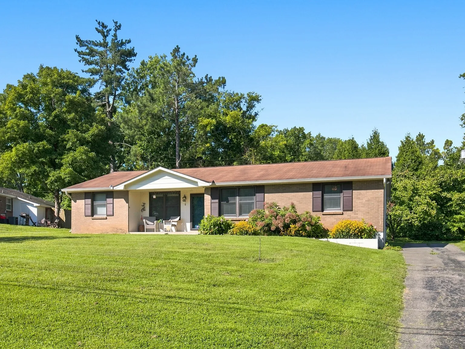 3 bed, 1.0 bath, 1025 sqft, $1,750 — Photo 1