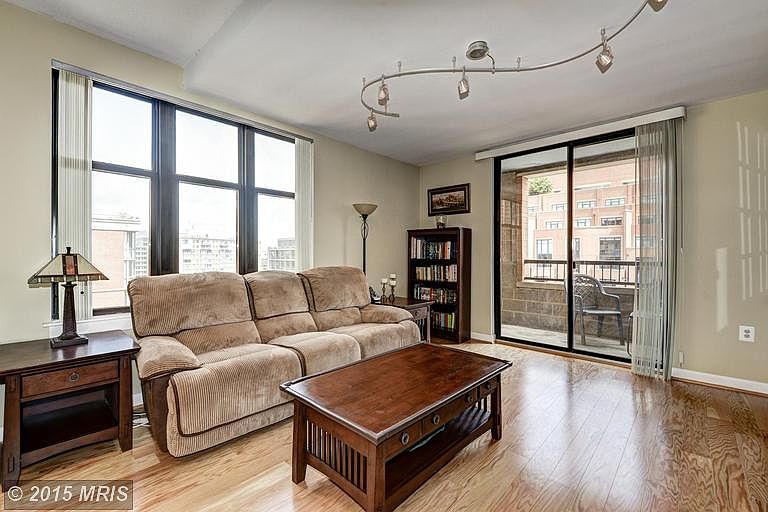 Living Room (1 of 3)