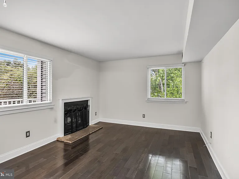 702 Abbey Ct — Photo 16