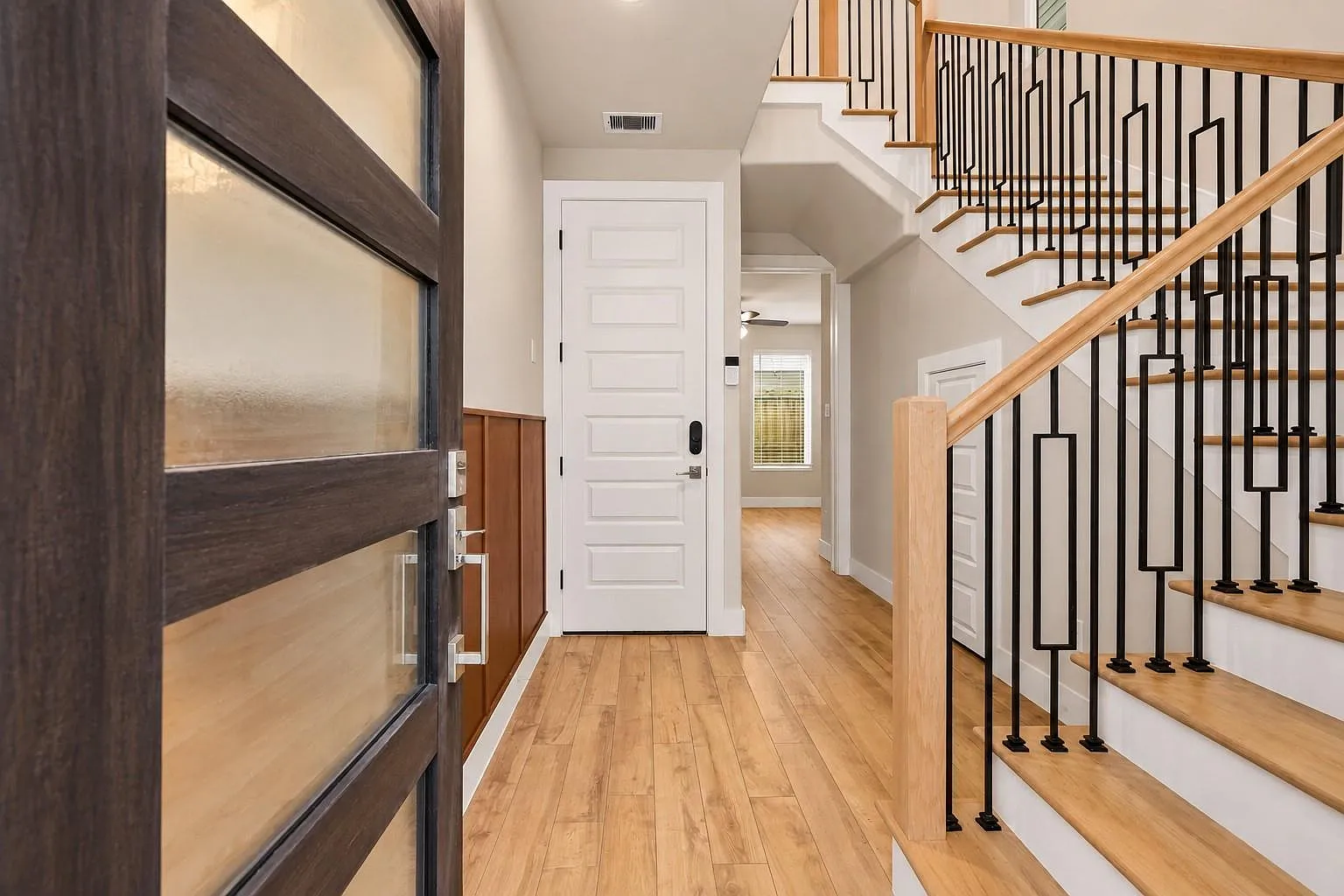 3 bed, 3.5 bath, 2258 sqft, $3,100 — Photo 2