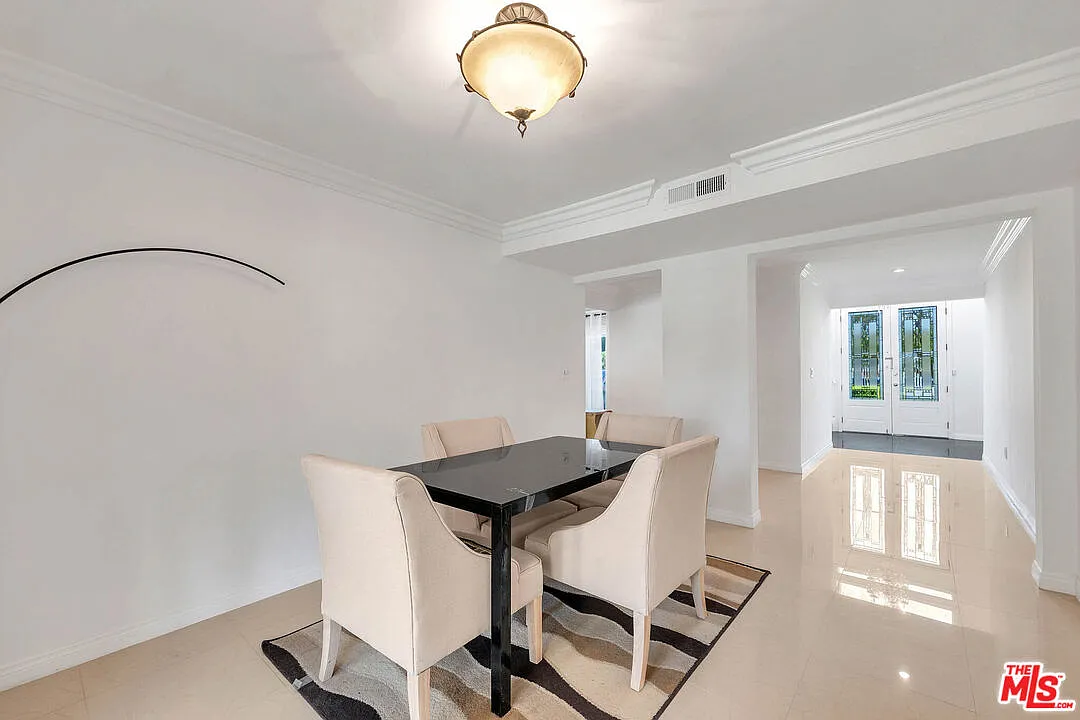 5 bed, 4.0 bath, 4295 sqft, $7,995 — Photo 4