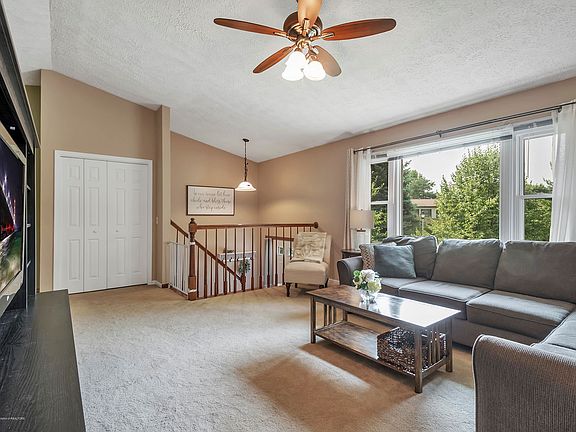 5th image of 706 E Amesbury Dr