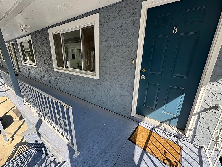 723 20th St #8 — Photo 8