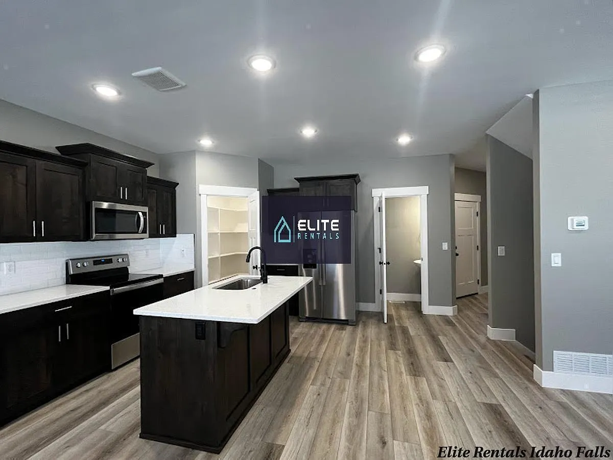 Beautiful TownHome in Ammon — Photo 4