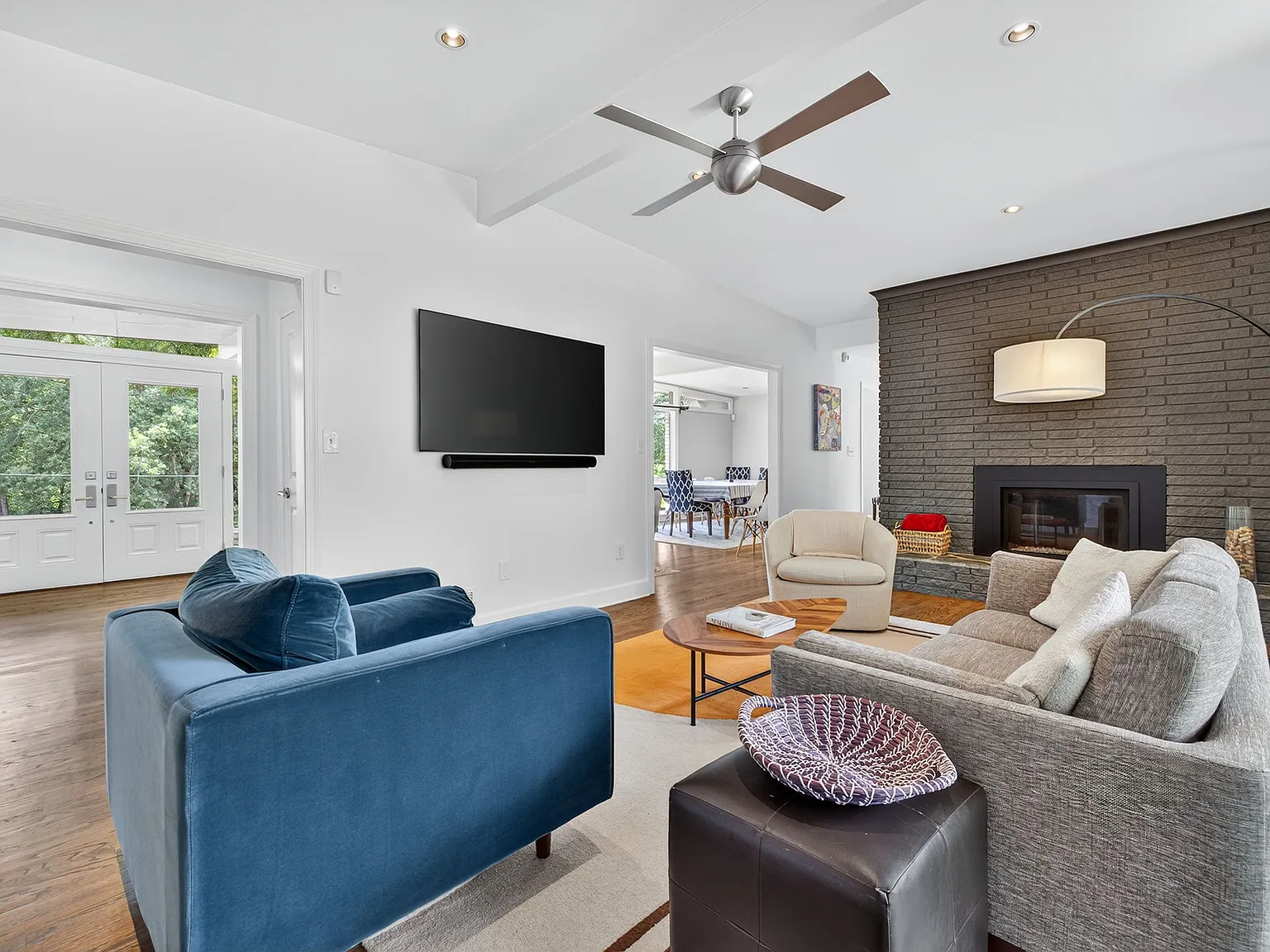 360 Elden Dr — Photo 1