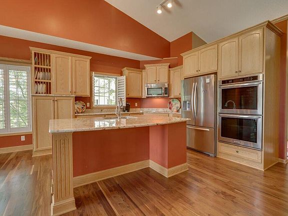 4th image of 596 Holly Ln N