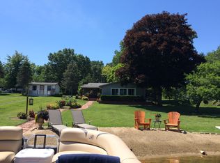 10146 Walnut Shores Dr, Fenton, MI 48430