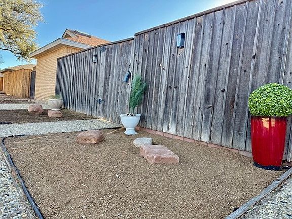 4th image of 2405 Castleford Rd