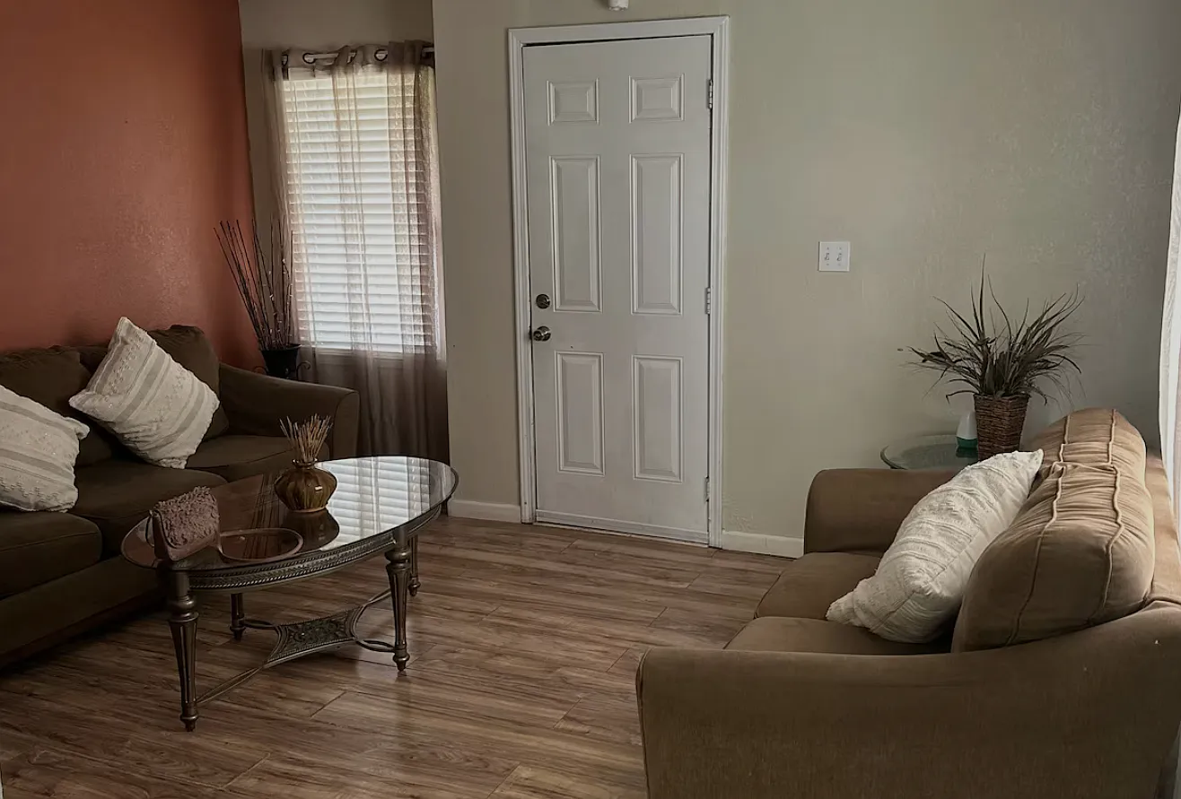 880 Elwood Dr — Photo 3