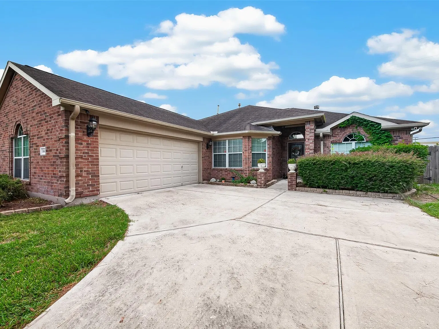 3 bed, 2.0 bath, 1822 sqft, $2,200 — Photo 1