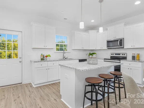 203 S Skyland Dr, Bessemer City, NC 28016