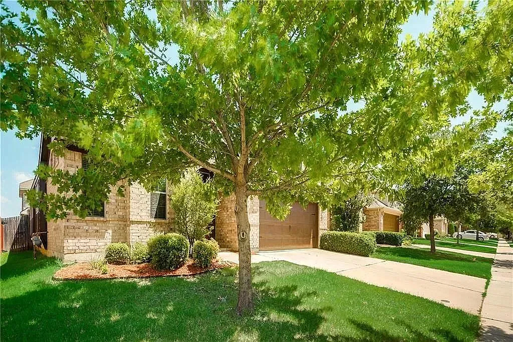 3 bed, 2300 sqft, $2,900 — Photo 3