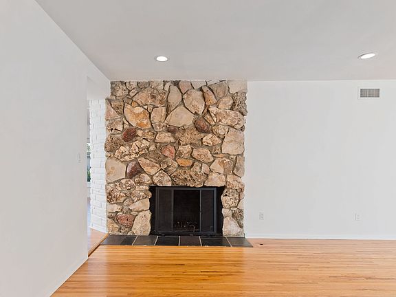 4th image of 22537 Friar St