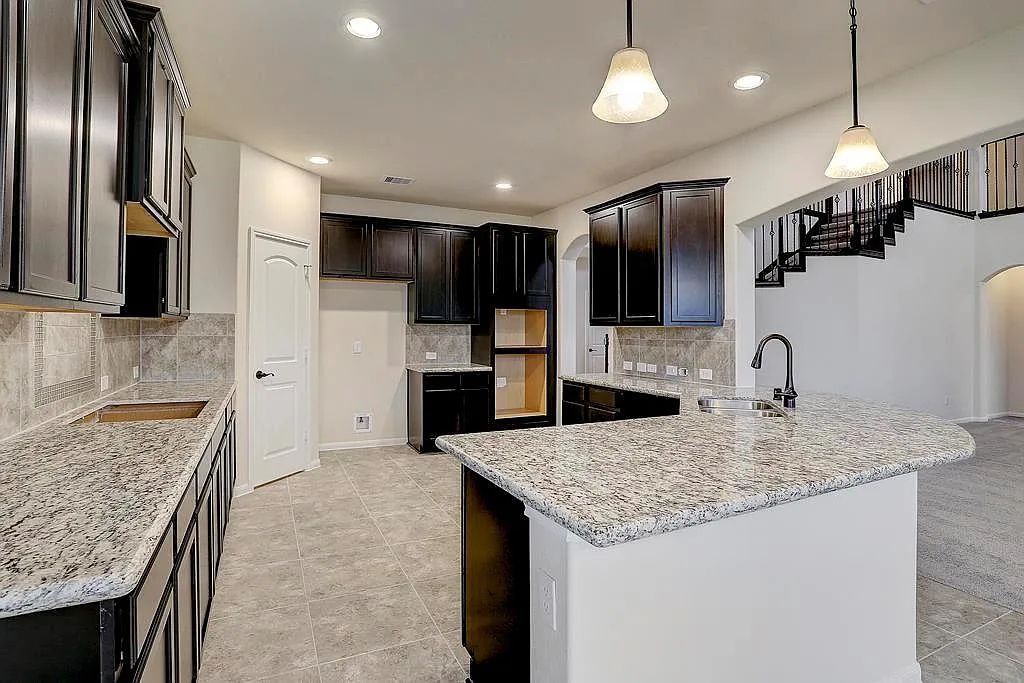 7 bed, 5.0 bath, 4200 sqft, $3,950 — Photo 4