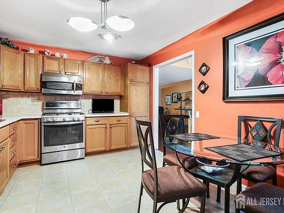 5th image of 124 Waterside Blvd