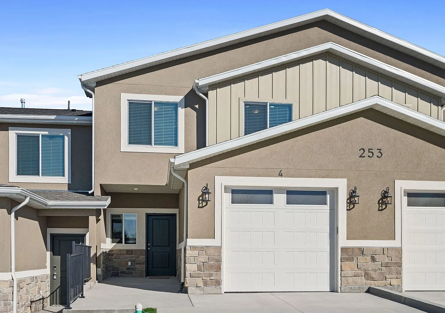 Brand New Luxury Richmond-Utah Townhouse for Rent — Photo 2