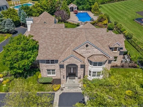 38 The Helm, East Islip, NY 11730