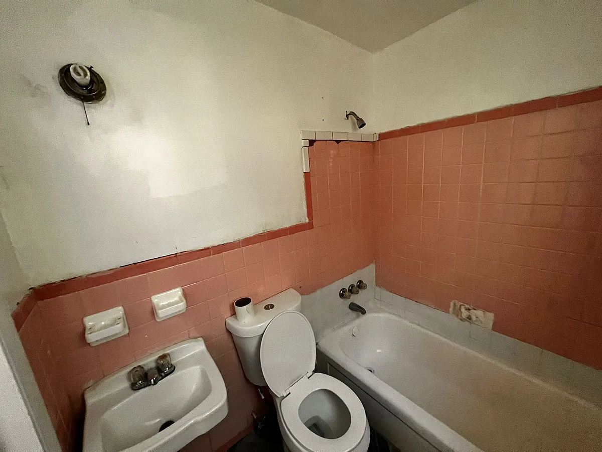 Building Photo - 128 Clinton Springs Ave #2