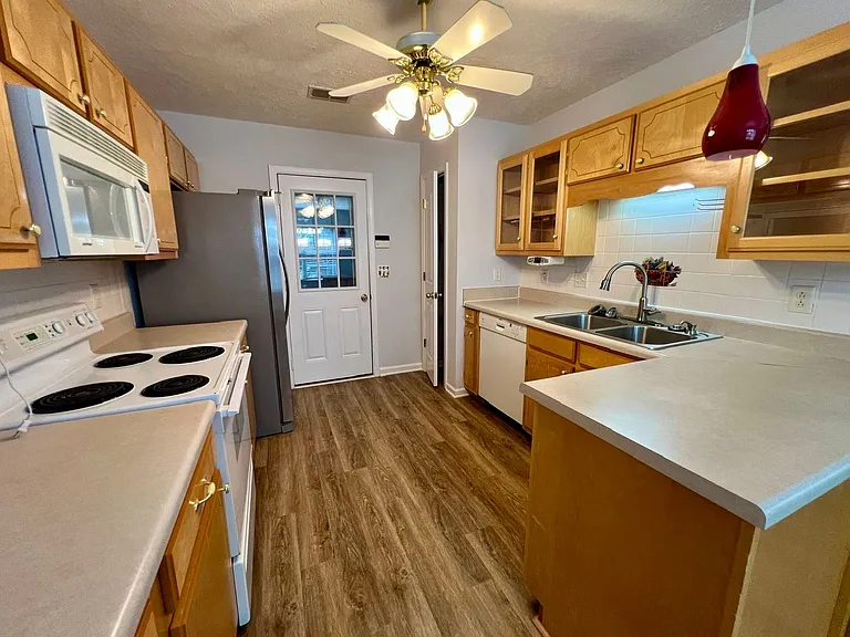 2720 Roscommon Dr — Photo 5