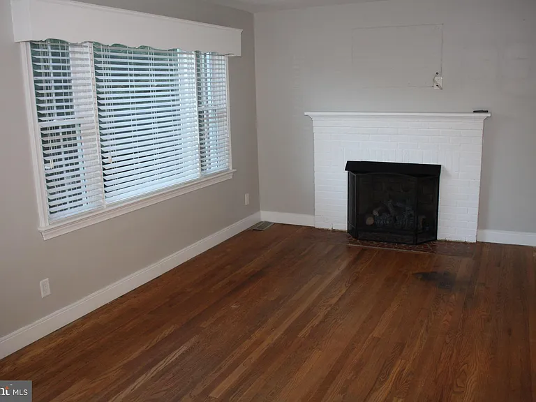 3718 Hill St — Photo 2