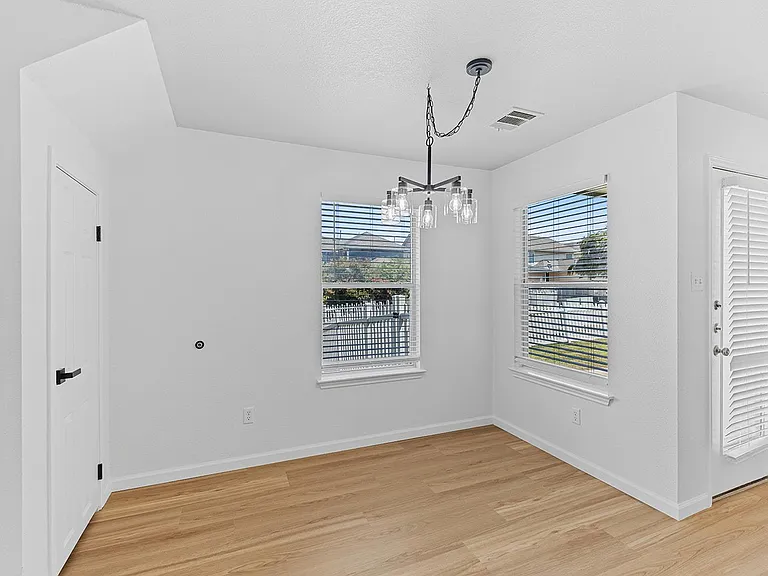 1733 Thompson Trl — Photo 10