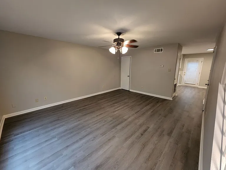 Barton Oaks Apartments — Photo 13