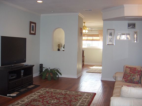 Large Living Room w/Hardwood Floors!