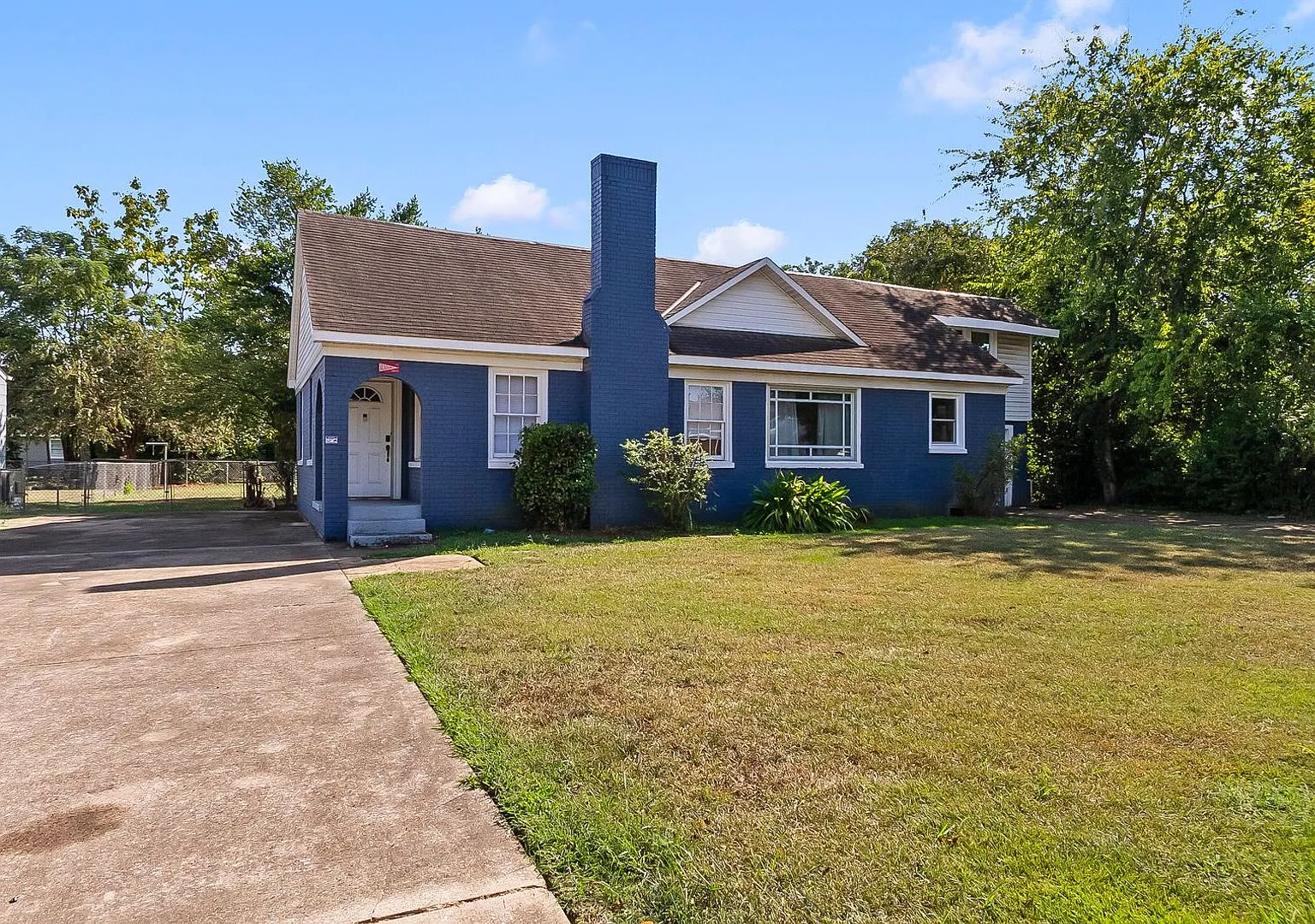Beautiful 5 Bed 3 Bath Home! Available Fall 2026! — Photo 2