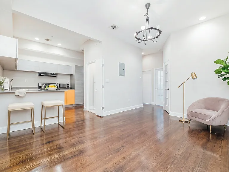 471 Keap St #2C — Photo 4